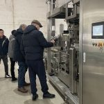 Verið hjartanlega velkomin erlendum viðskiptavinum til að heimsækja fyrirtækið okkar til að skoða aukabúnað fyrir baling